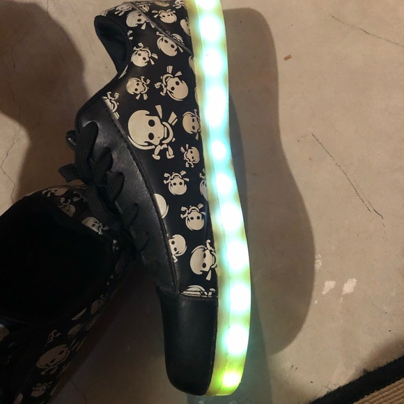 Selling black skull shoes for men. - Picture 5 of 5